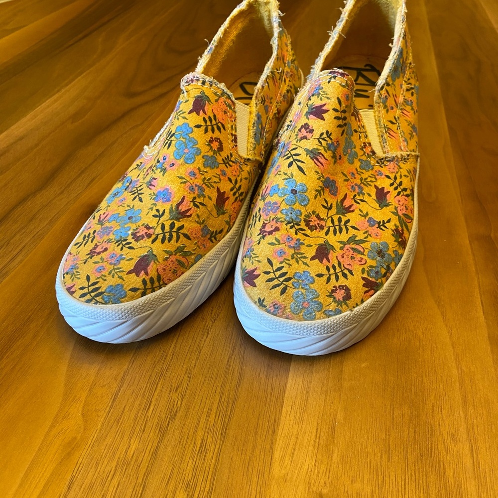 Slip-On Floral Canvas Sneakers in Yellow